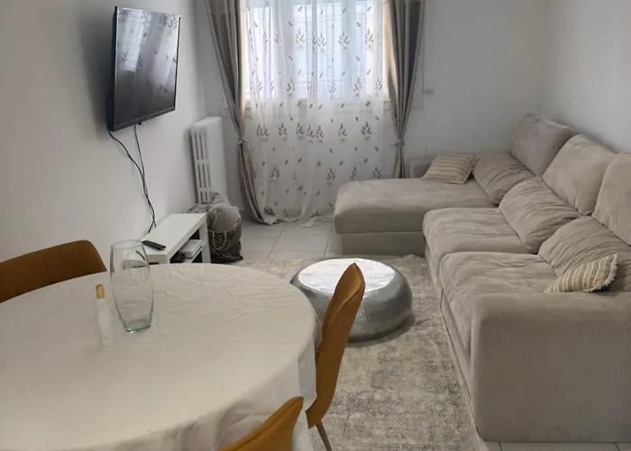 De 3 Pour 6 Personnes דירה טולון